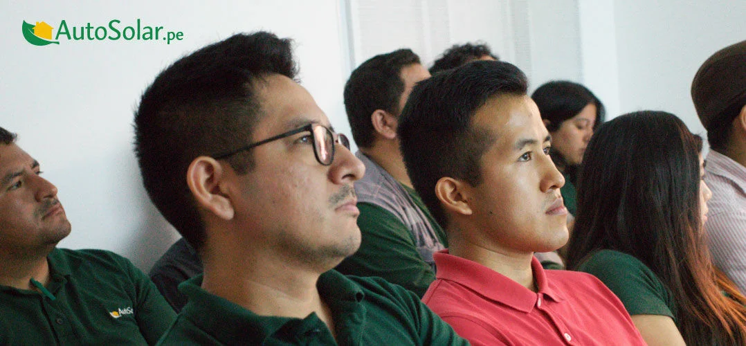 personal de AutoSolar en la capacitacion de CHINT
