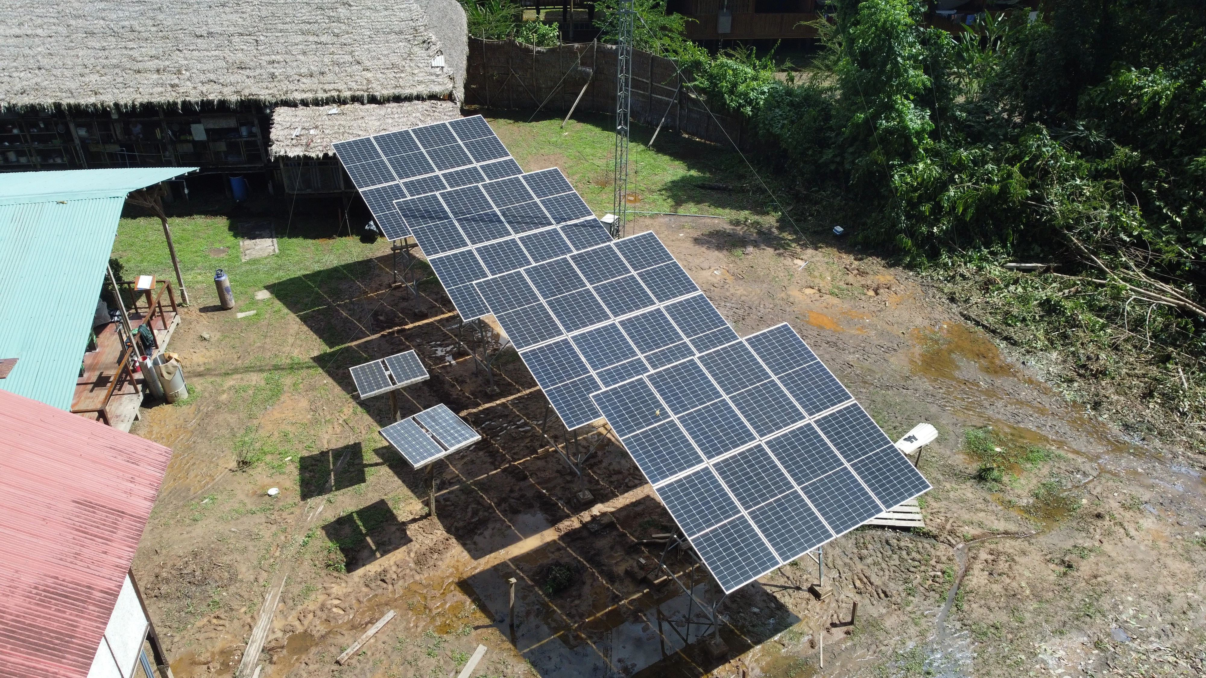 Instalación de paneles solares en Madre de Dios